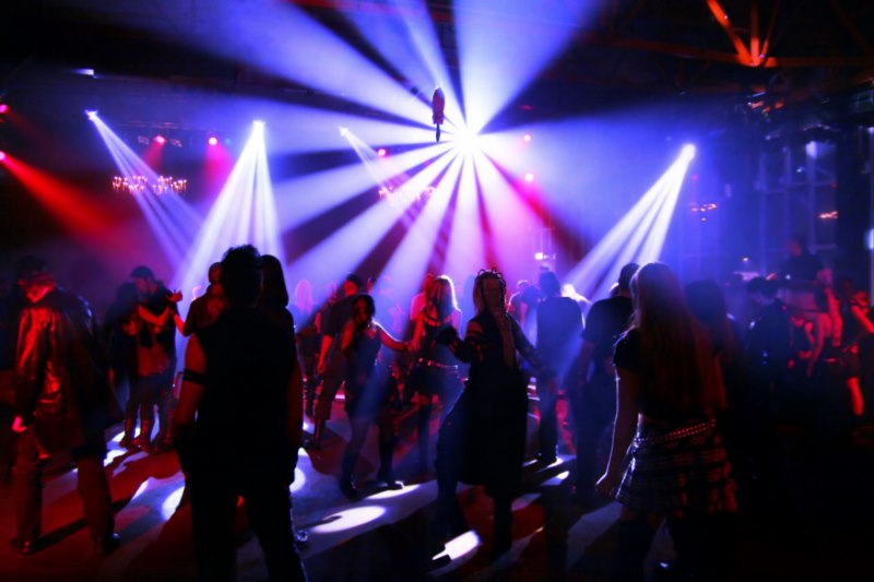 Soirée DJ dance floor à Toulon dans le VAR